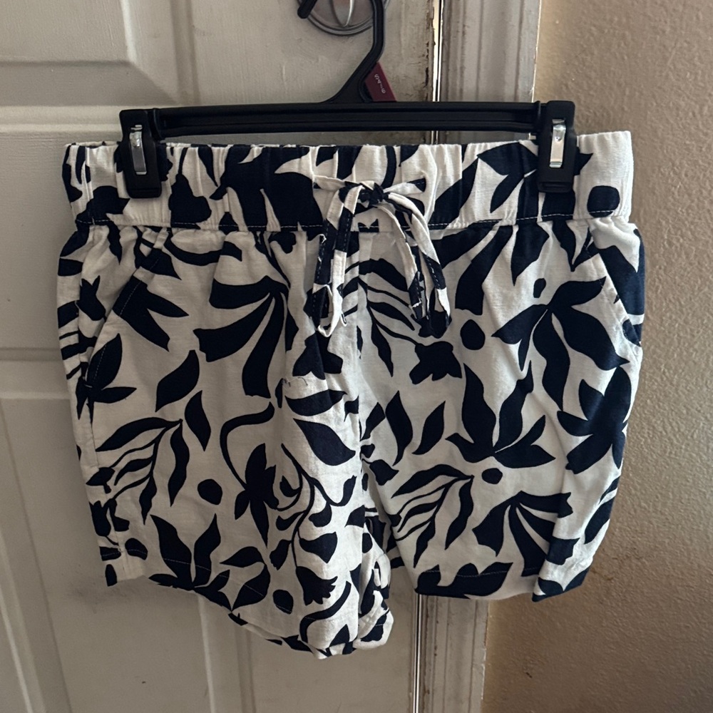 Time and Tru Women's Floral Print Shorts - Black and White